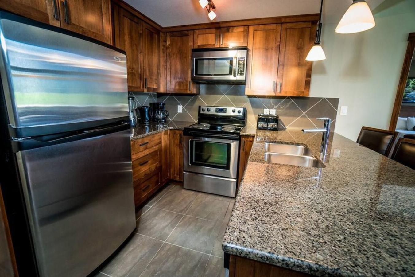 Spacious Penthouse Suite-King Beds-Pool & Hot Tub Canmore Exterior photo