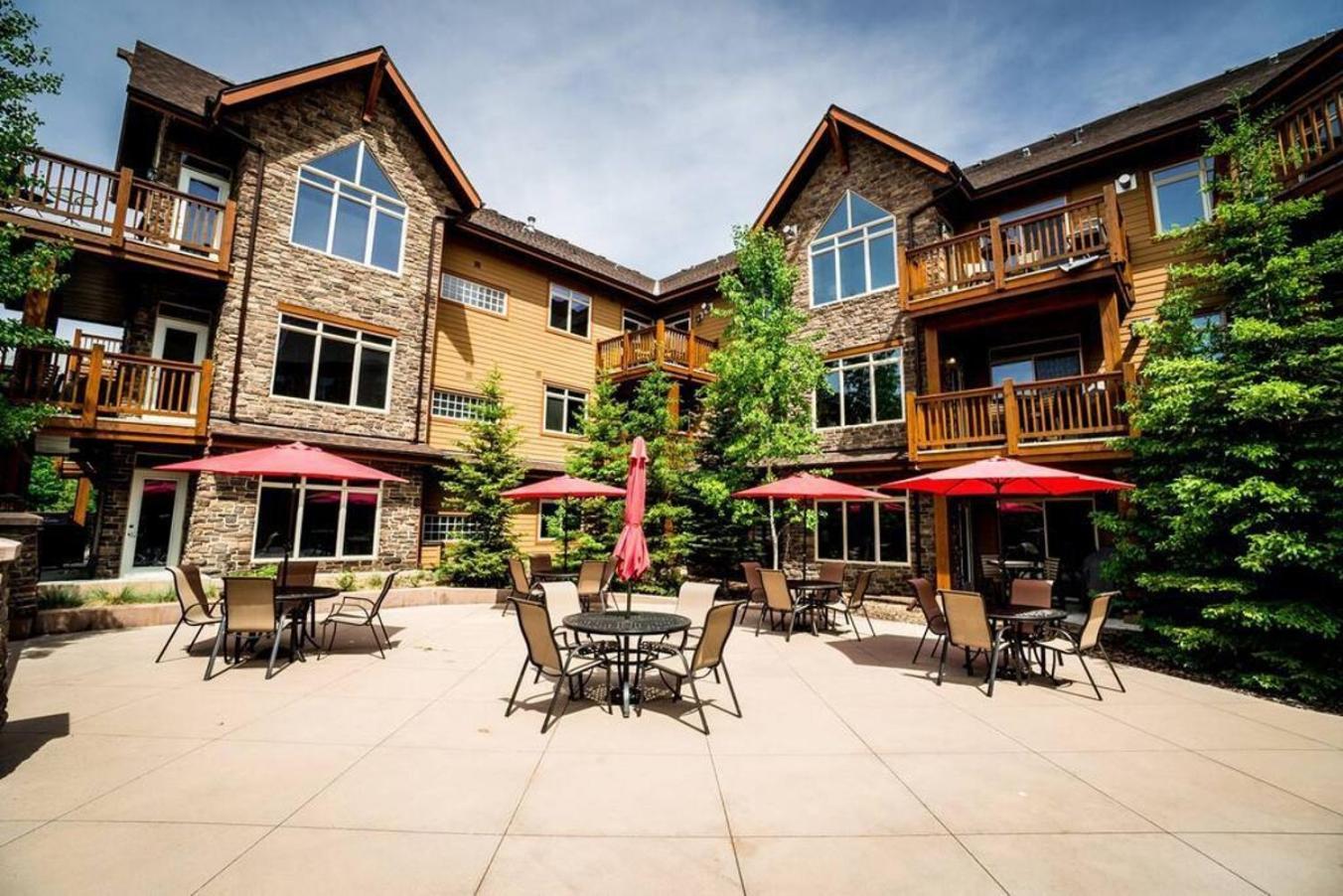 Spacious Penthouse Suite-King Beds-Pool & Hot Tub Canmore Exterior photo