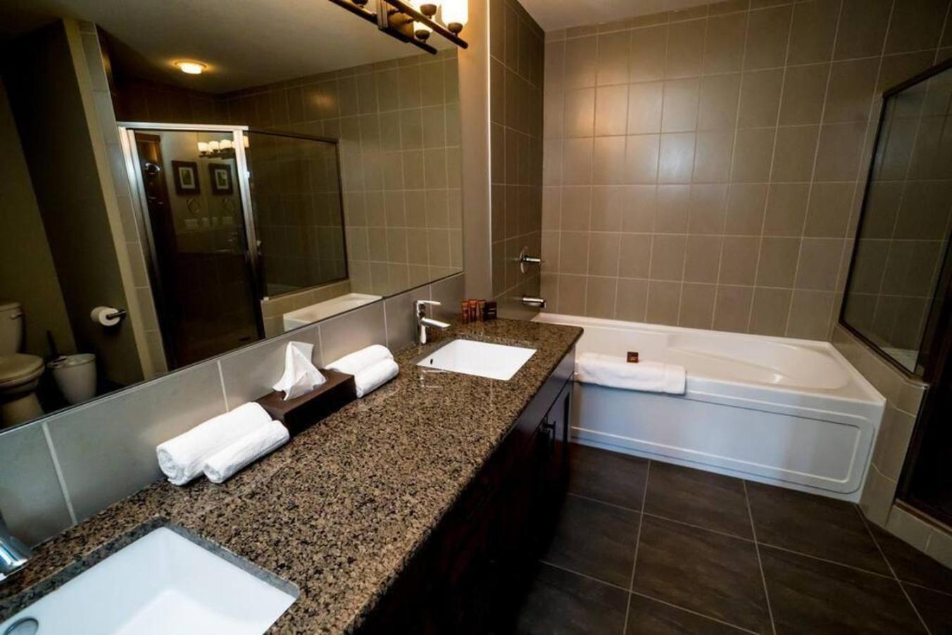Spacious Penthouse Suite-King Beds-Pool & Hot Tub Canmore Exterior photo