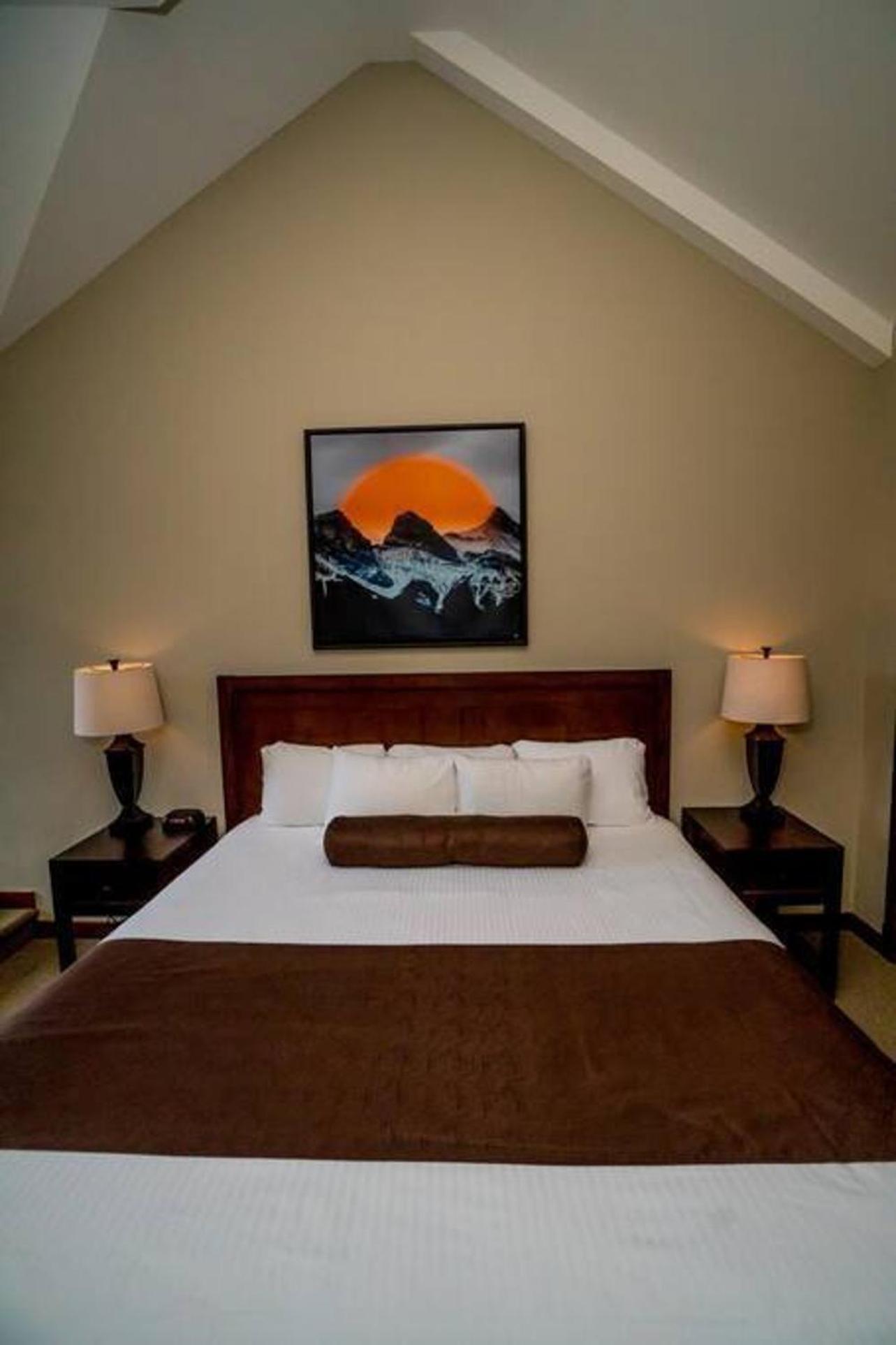 Spacious Penthouse Suite-King Beds-Pool & Hot Tub Canmore Exterior photo