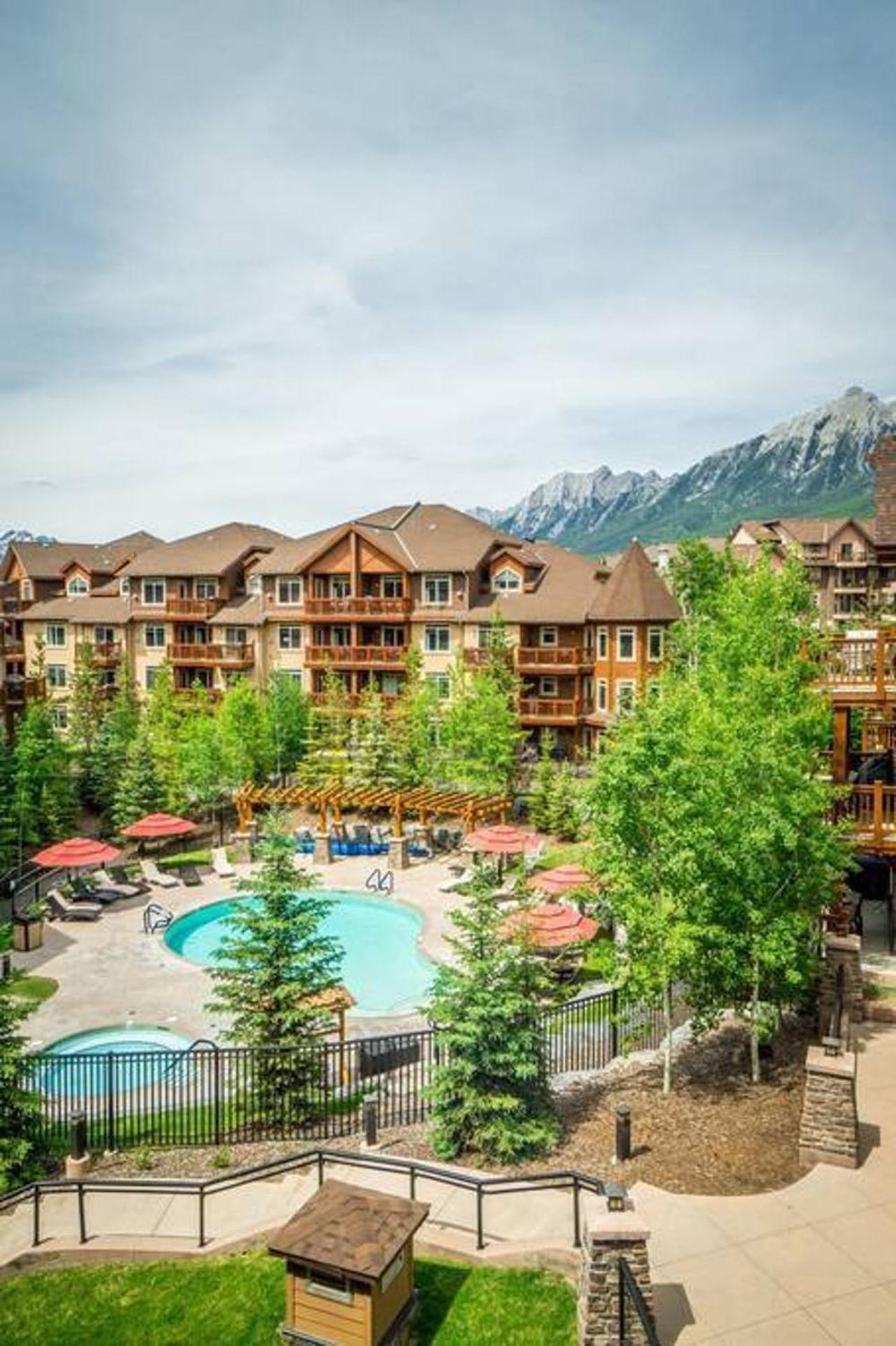 Spacious Penthouse Suite-King Beds-Pool & Hot Tub Canmore Exterior photo