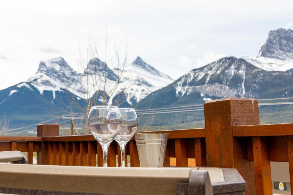 Spacious Penthouse Suite-King Beds-Pool & Hot Tub Canmore Exterior photo